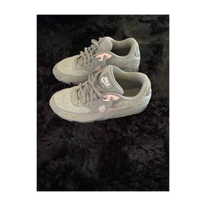 Women’s Nike sir max